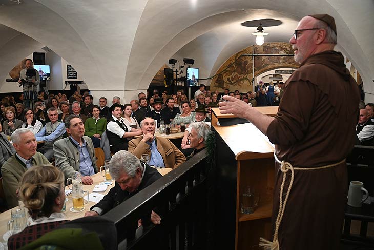 Nico Schifferer als &bdquo;Bruder Barnabas&ldquo; lie&szlig; die letzten drei Jahre Revue passieren beim 12. &bdquo;Tegernseer Starkbierfest&ldquo; im &bdquo;Br&auml;ust&uuml;berl Tegernsee&ldquo; am 22. M&auml;rz 2023 (&copy;Foto: Foto Datzer) 